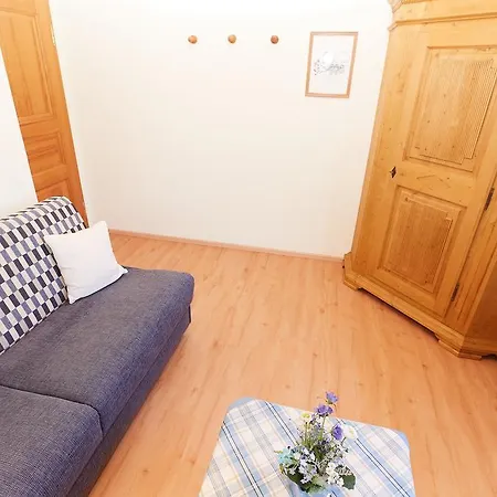 Apartment Decker